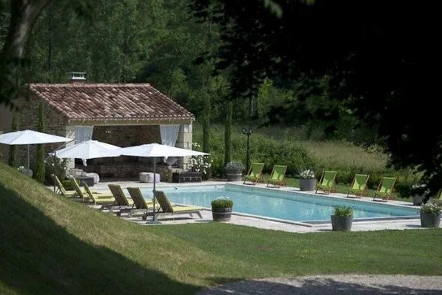 Piscine et pool house - ©Château Forges du Roy