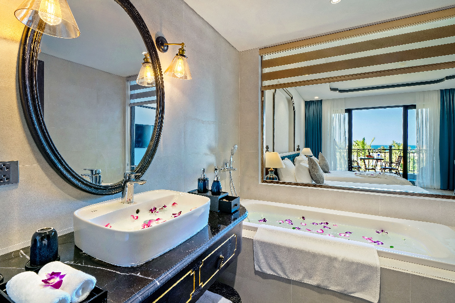 Deluxe Seaview Bathroom - Bliss Hoian Beach Resort &  Wellness - ©Bliss Hoian Beach Resort &  Wellness