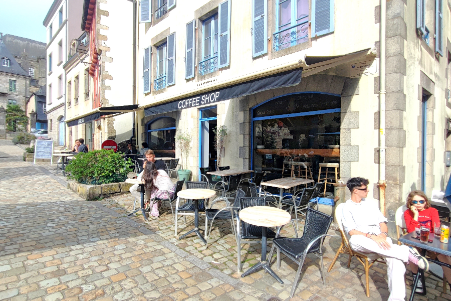 Kafeenn possède une belle terrasse située place au beurre en plein centre historique de Quimper. - ©Enora Heurtebize