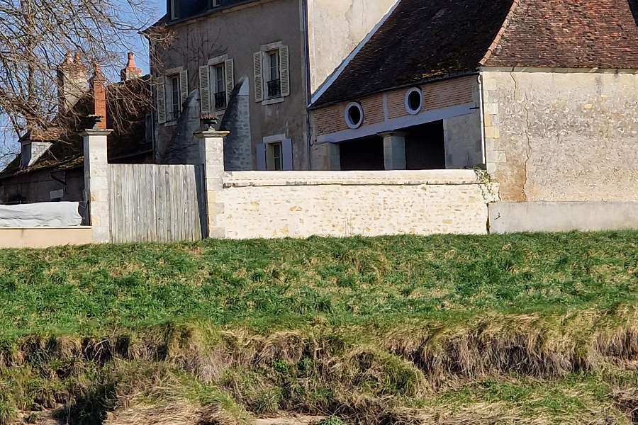 Chambre d'hôtes Au bord de Loire_vue depuis la Loire, à bord de l'Epinoche, toue traditionnelle