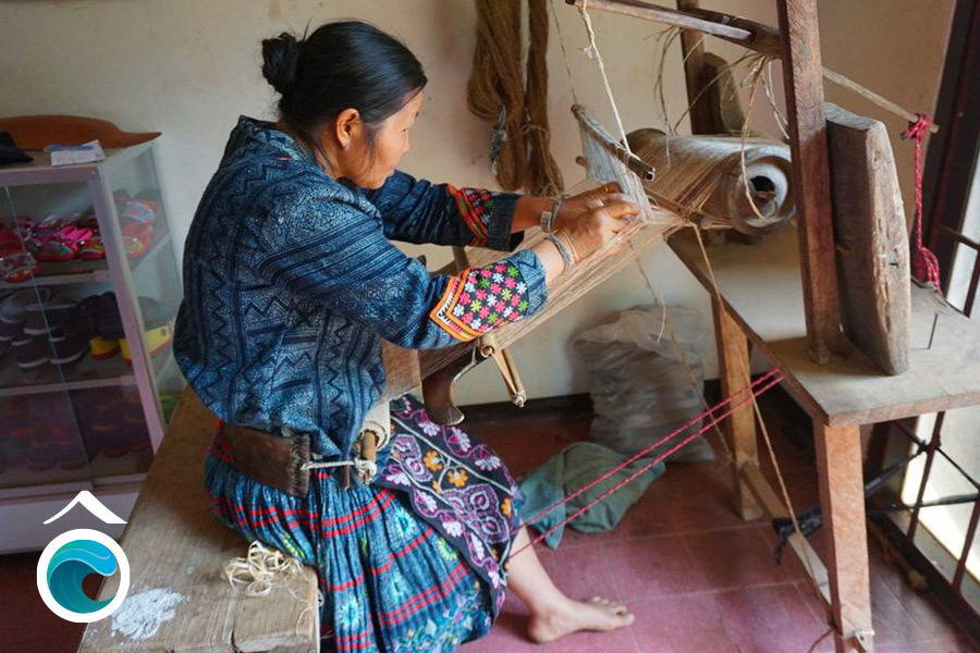 Dame asiatique qui utilise sont métier à tisser - ©Odasie