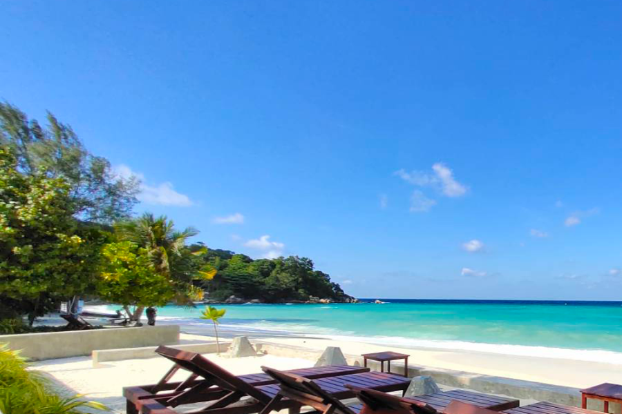 Restaurant with beach view - ©Bundhaya resort