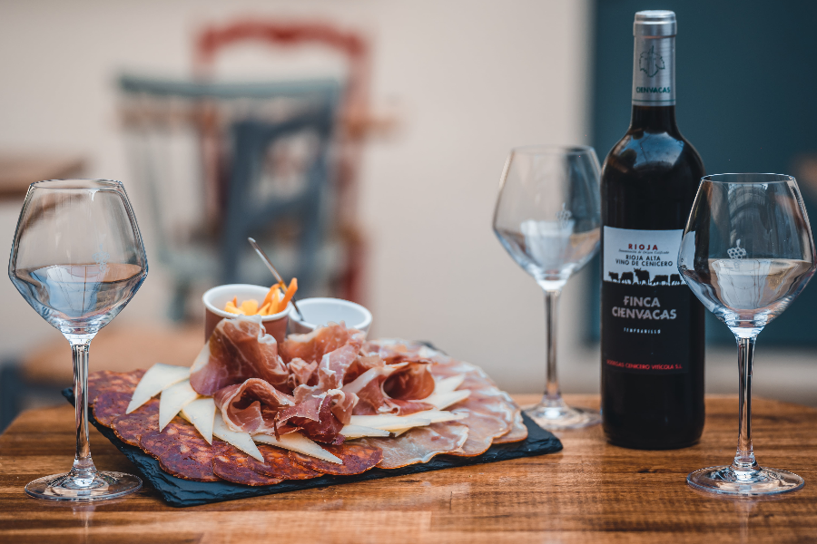 Planche mixte et vin espagnol - ©ABUELO
