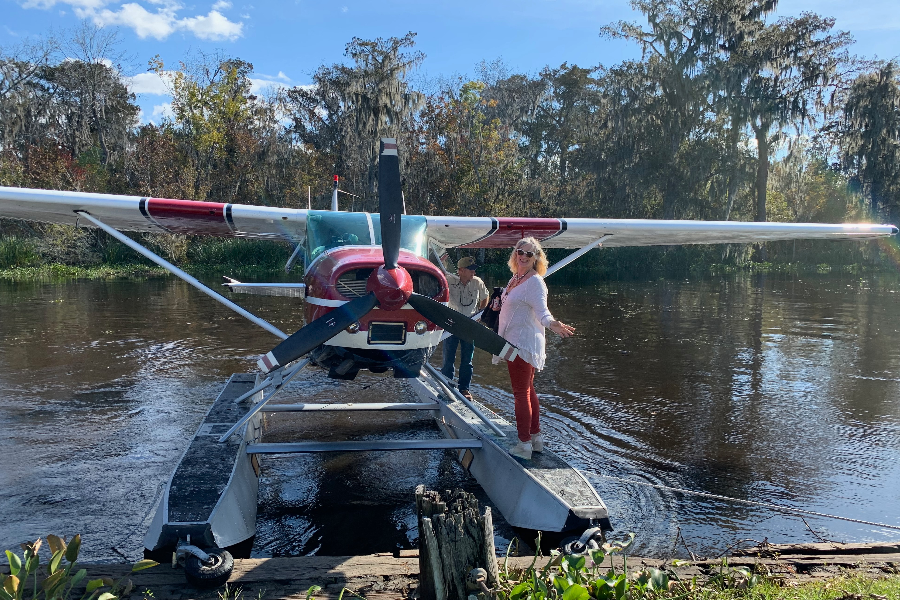 Private bayou flight in Lousiana- Survol des bayous en hydravion privé avec amérissage dans les marécages dans un centre local d'alligators. - ©iTEAM-USA, LLC