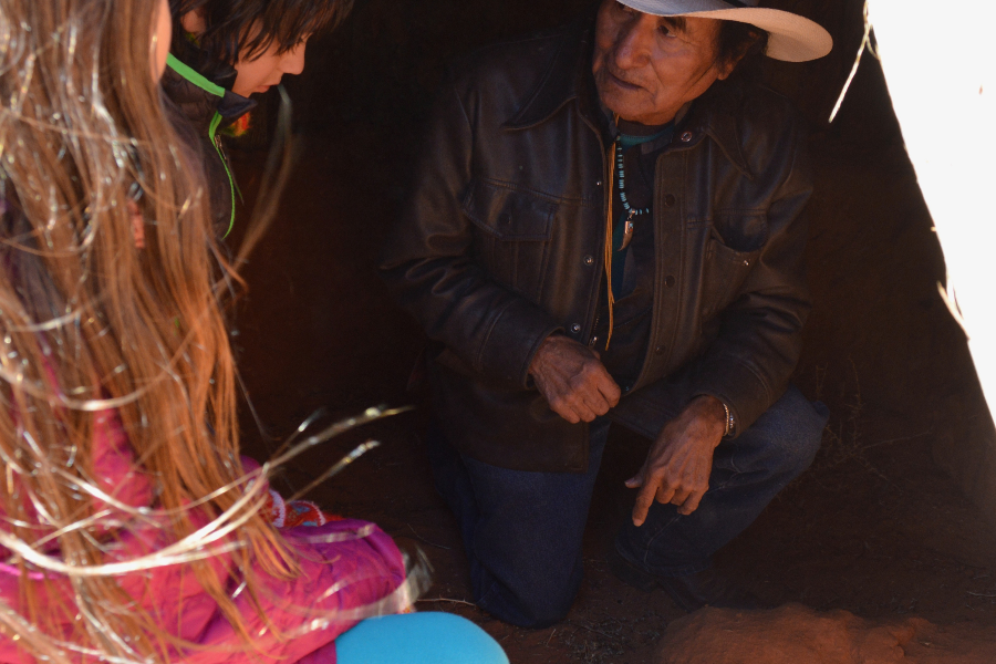 Navajo history and tradition passed down to children visitors. L'histoire et la tradition Navajo transmises a des enfants en visite. (Monument Valley) - ©iTEAM-USA, LLC