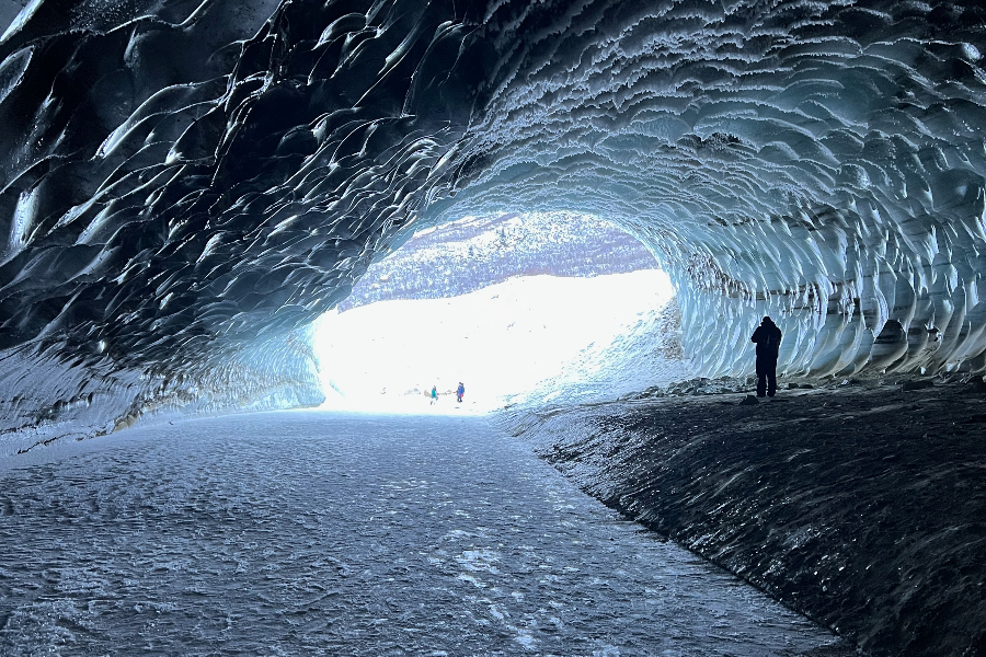 Ice cave expedition in Alaska - Expé dans une caverne de glace en Alaska (Niveau facile, accès par marche environ 2km, enfants > 8 ans oK) - ©iTEAM-USA, LLC