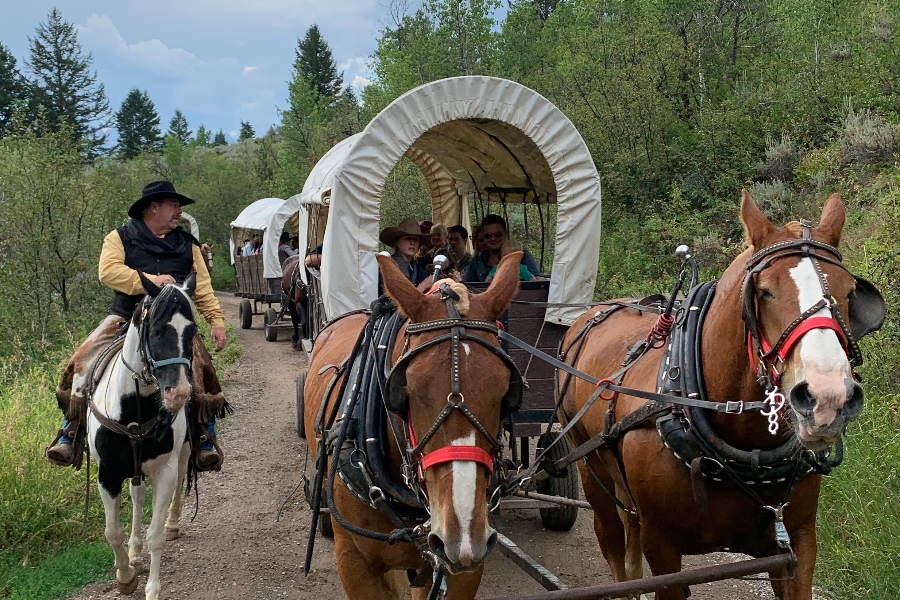 Discover Jackson Hole Wyoming - Découvrez Jackson Hole, Wyoming avec excursion en chariots de l'Ouest suivi d'un BBQ dans la foret et Country music. - ©iTEAM-USA, LLC