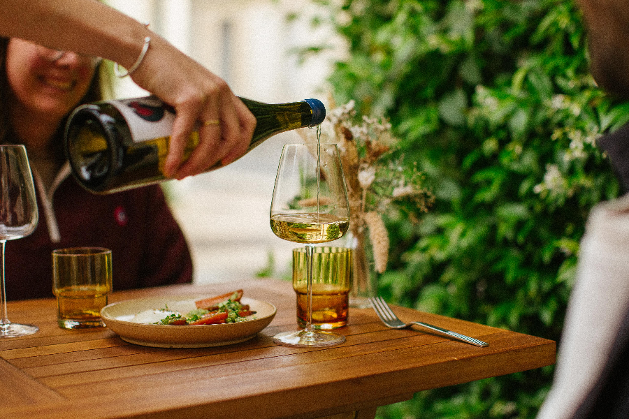 vin nature en terrasse avec mezze - ©Aurelien Rossato
