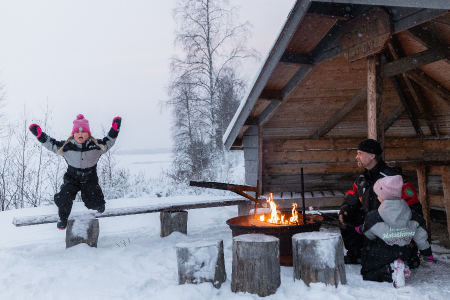 Outdoors fireplace for free use - ©hotel Metsähirvas