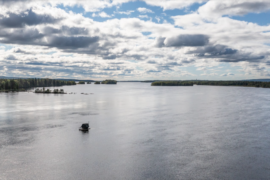 Located Kemijoki riverside - ©hotel Metsähirvas