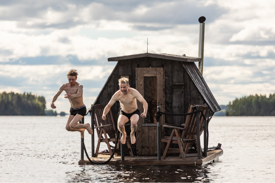 Hotel floating sauna at private swimming beach - ©hotel Metsähirvas