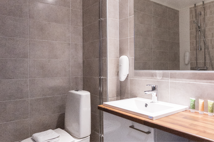Hotel room bathroom - ©hotel Metsähirvas