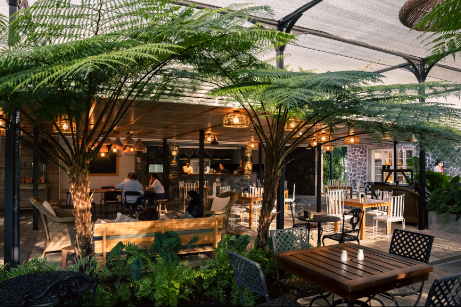 Offrant une fusion de délices mauriciens et européens, La Terrasse est l'endroit idéal pour le petit-déjeuner, le déjeuner ou une pause-café. - ©Domaine de Labourdonnais Ltée