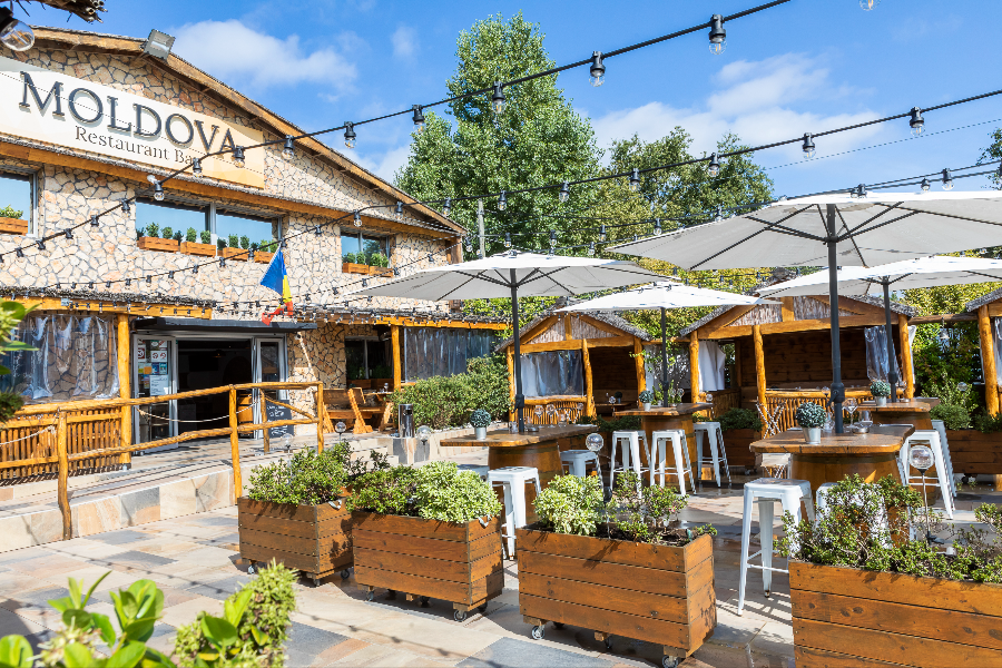 Restaurant moldave Merignac MOLDOVA / repas en terrasse - ©Jessica Calov