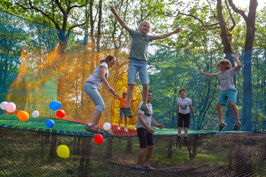 Venez bondir dans nos trampolines géants suspendus dans les arbres ! - ©Arnaud Freminet
