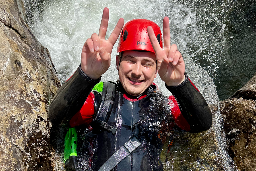 personne content en toboggan