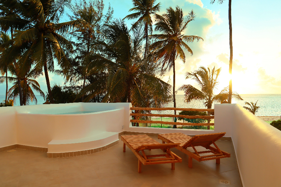 Private terrace with plunge pool - ©Kijani Beach Villas