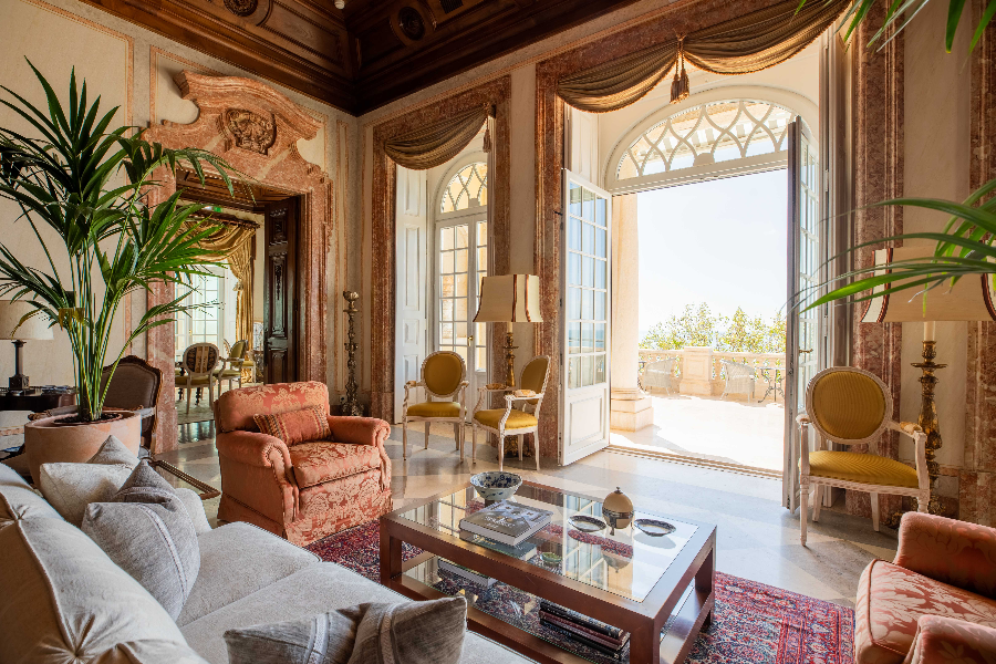 Le salon de l'Estoril Vintage Hotel s'ouvre sur la terrasse qui regarde la mer - ©Amazing Evolution