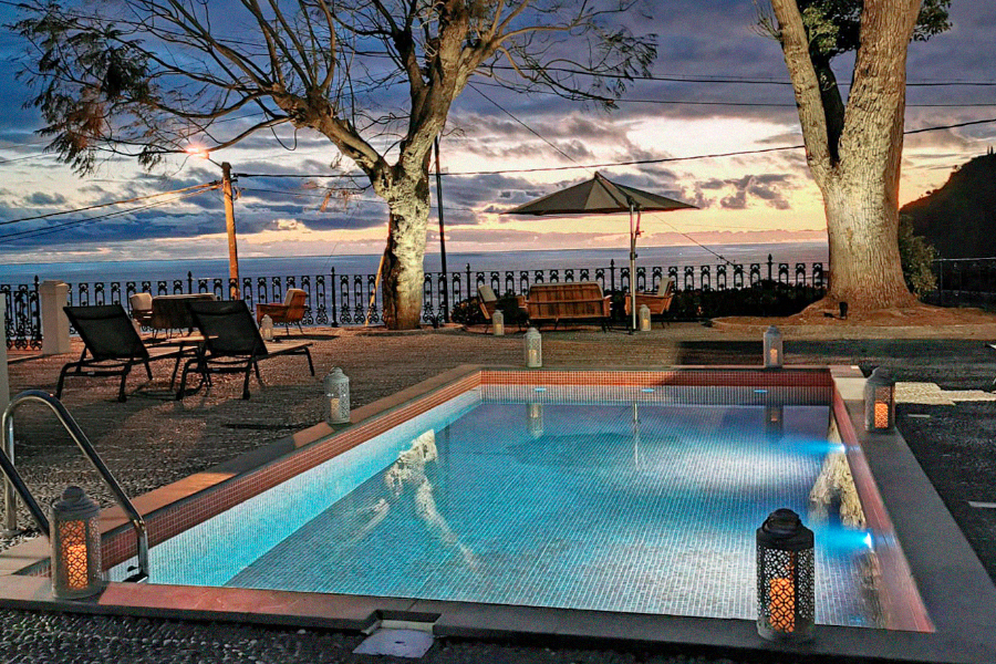 La piscine de l'hôtel fait face à l'océan et est entourée d'un élégant espace de détente - ©Amazing Evolution
