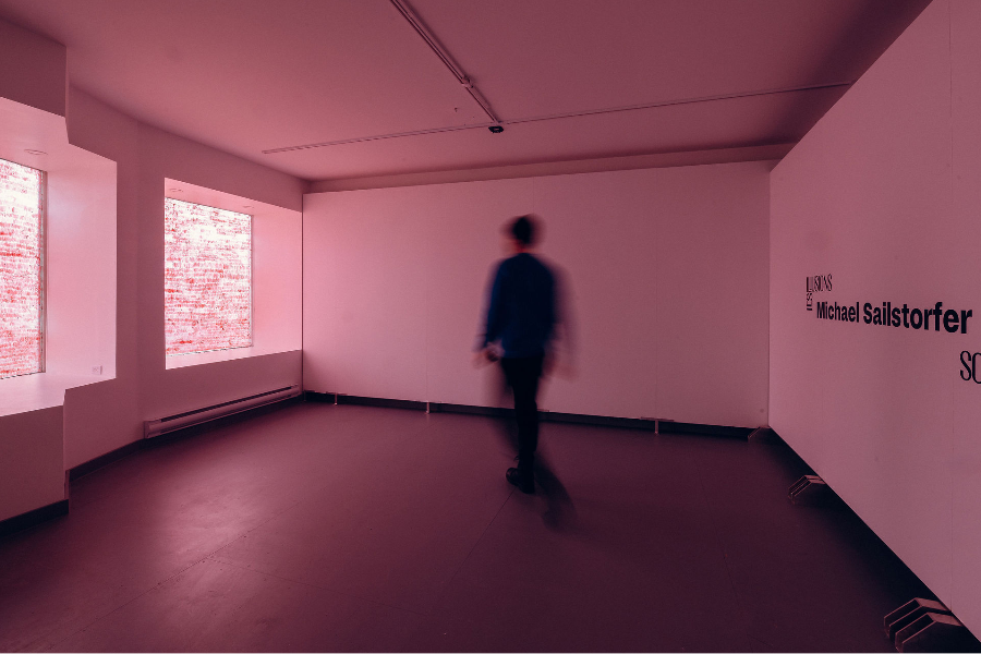 Lips, 2022, installation in-situ de Michael Sailstorfer