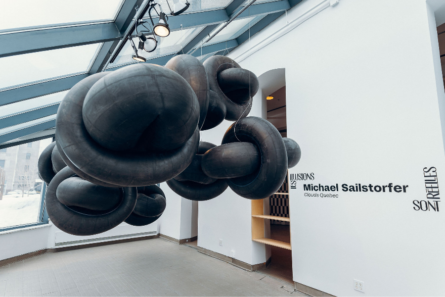 Clouds, installation in situ de MICHAEL SAILSTORFER