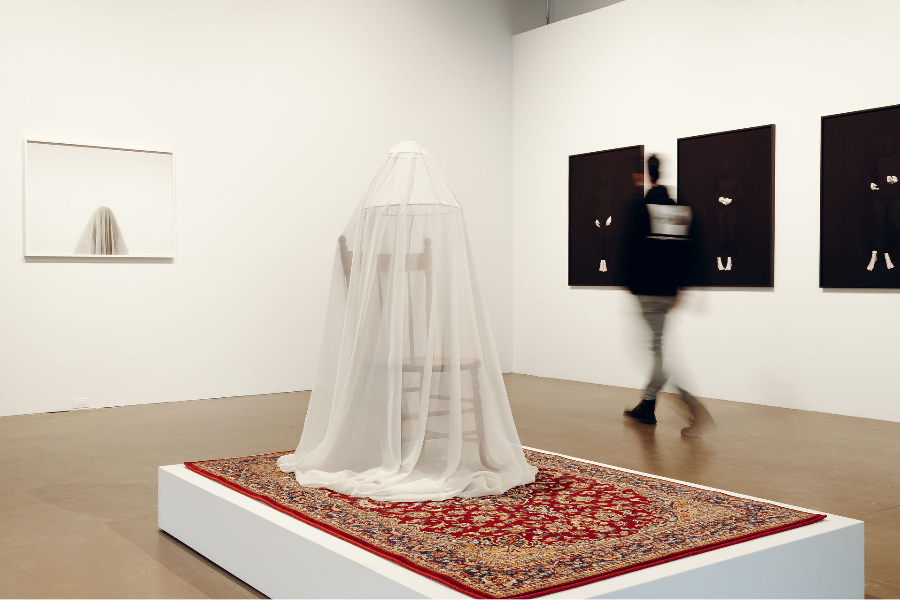 The Vanishing Woman/Escamotage d’une femme, 2021, installation photographique de  NATASCHA NIEDERSTRASS