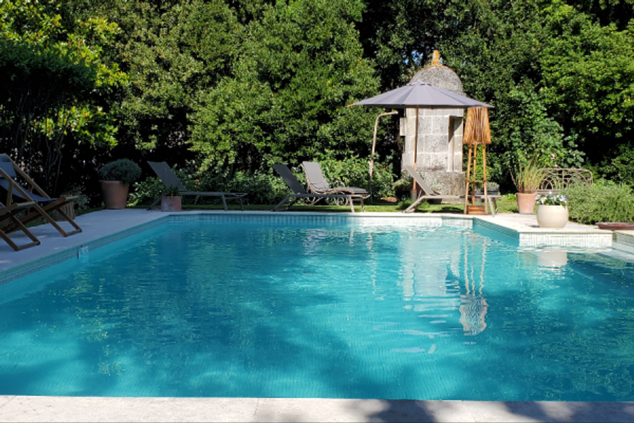 Jardin parc avec piscine et terrasse - ©LOGIS DES TOURELLES