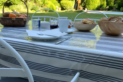 Petit déjeuner servi au jardin - ©LOGIS DES TOURELLES