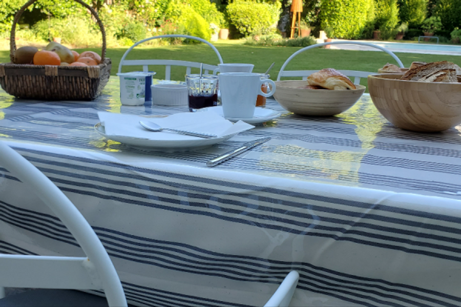 Petit déjeuner servi au jardin - ©LOGIS DES TOURELLES