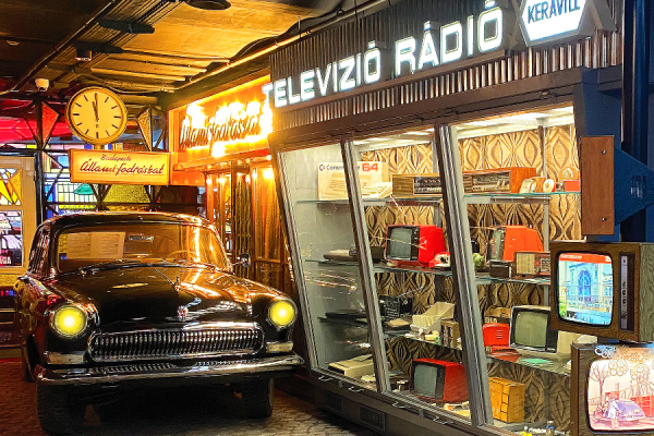 Retro cars, electronics and quizes about the Communist era - ©BP Reklám Kft