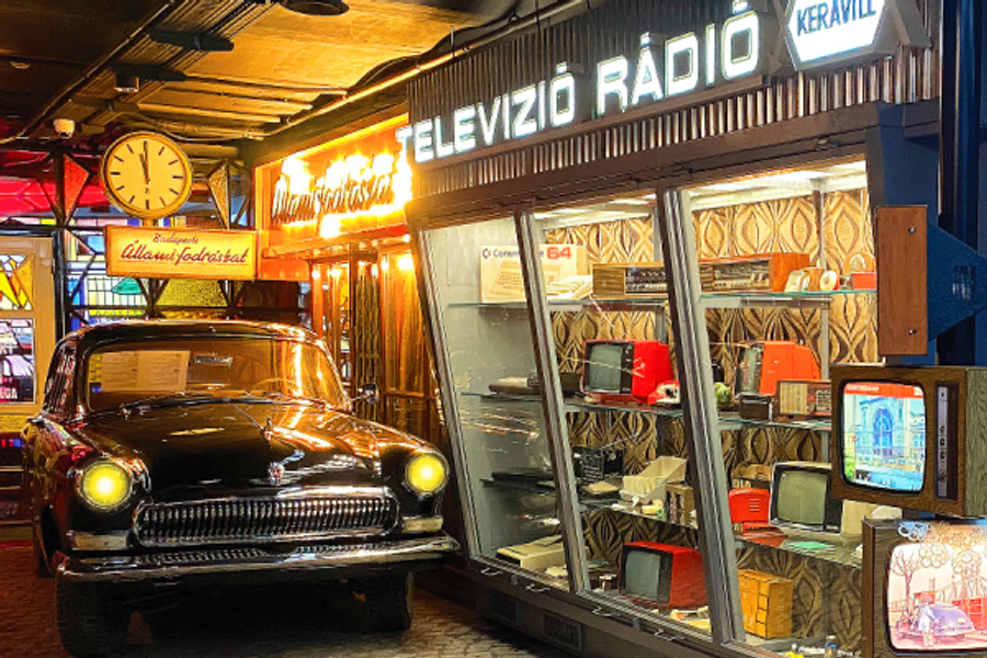 Retro cars, electronics and quizes about the Communist era - ©BP Reklám Kft