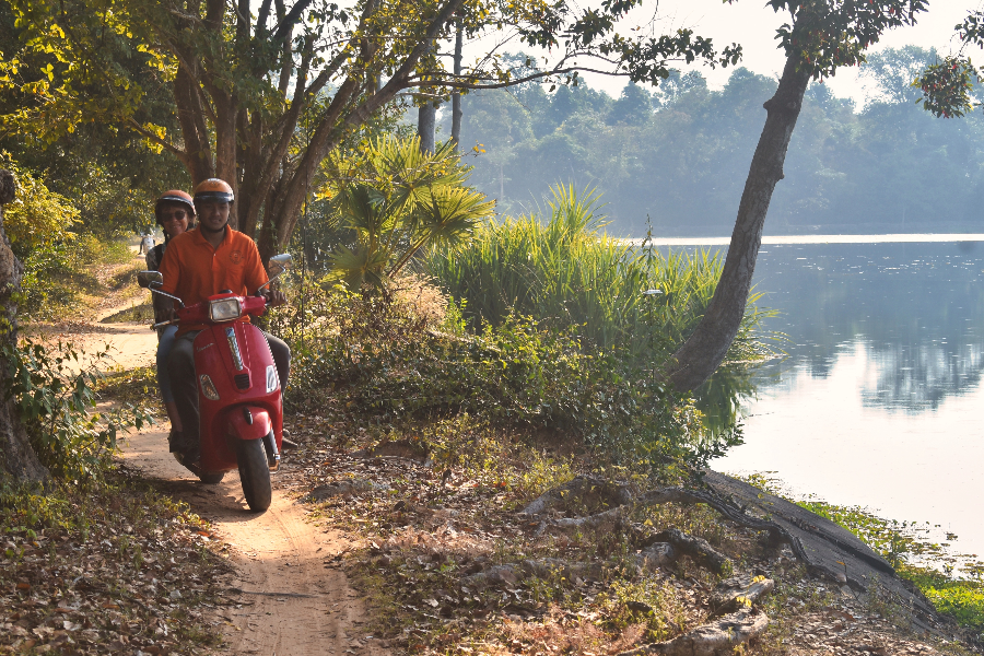 Akim Vespa Angkor Wat Tour par les petits chemins - ©non