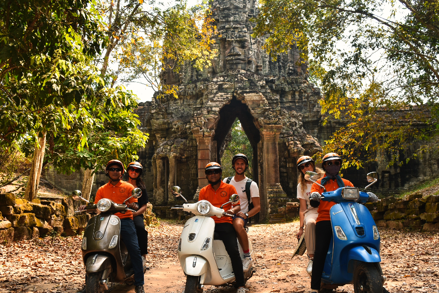 Akim Vespa Angkor Wat Tour Porte caché - ©non