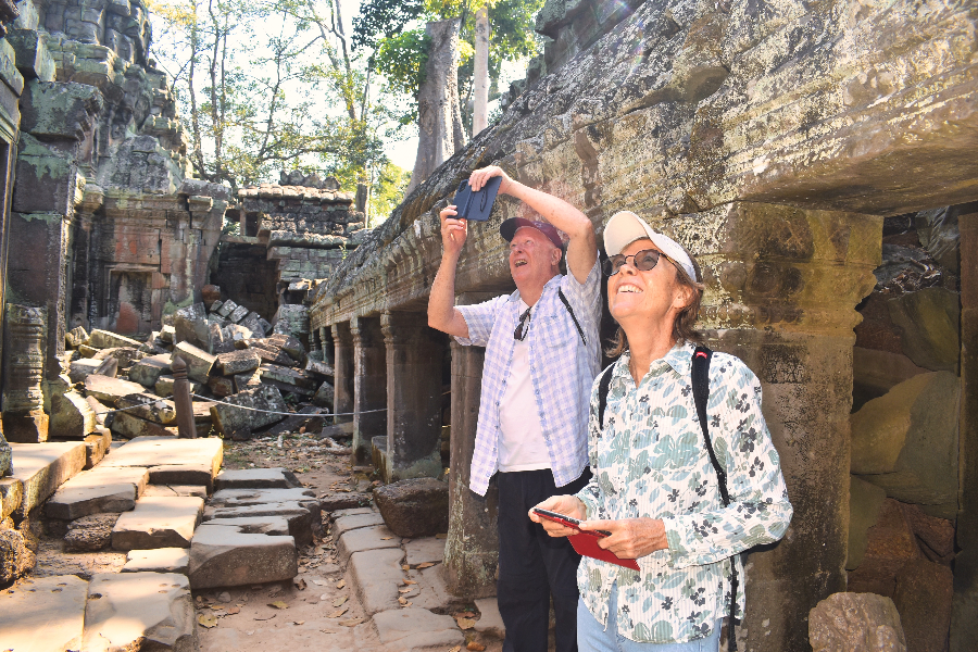 Akim Vespa Angkor Wat Tour dans les ruines - ©non