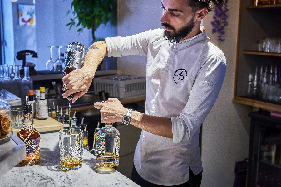 Pierre en préparation de cocktail au restaurant