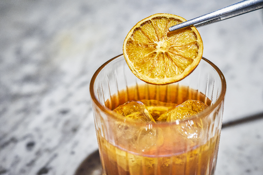 Finalisation cocktail par le mixologue au restaurant l’intuition