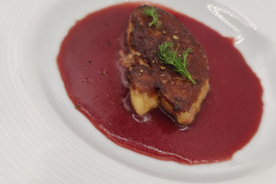 Escalope de foie gras, sauce framboise et baie de genièvre - ©Saphir 22