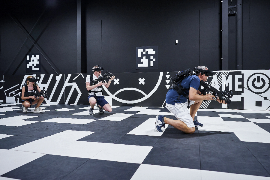 Joueurs en pleine partie de jeux en realité virtuelle à Eva Grenoble - ©Spassoff