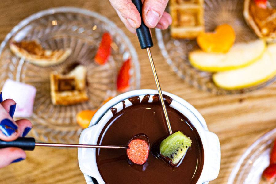 Fondue au chocolat aux fruits - ©Pookie Cookies Studio