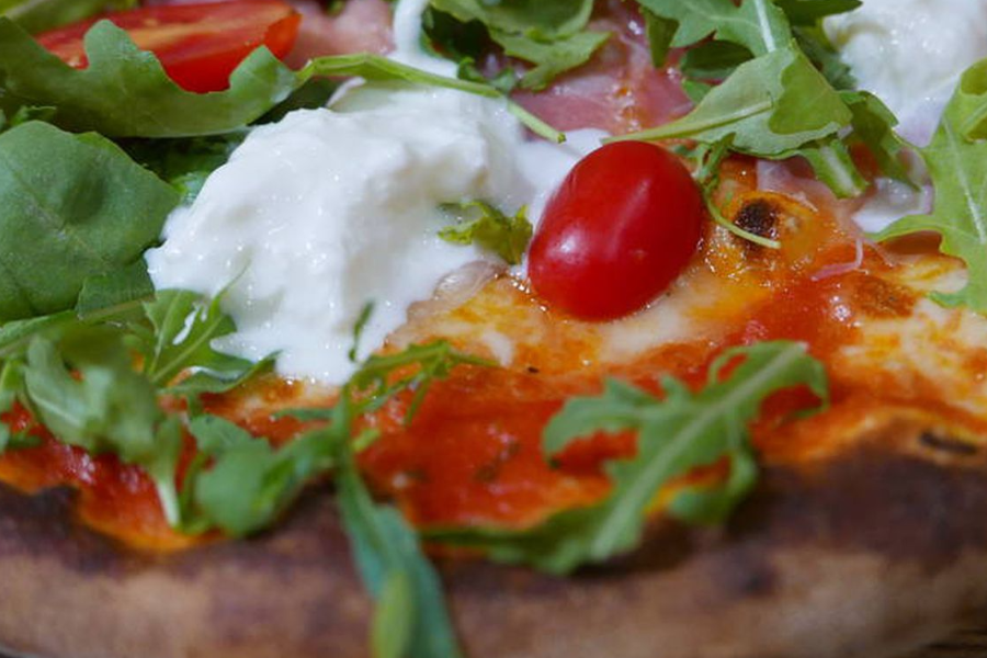 Pizza Burrata . - ©tomate,mozzarella,fromage bufflonne,tomates fraîches,roquette,oregano,basilic