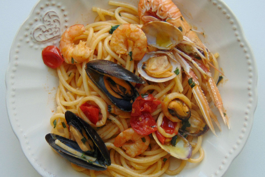 Spaghetti aux fruits de mer sauce tomate - ©sauce tomates aux légumes,ail,crevettes,moules,calamars,encornets, herbes italiennes