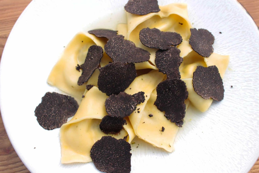 Ravioli fraîches a la truffe noir et champignons - ©crème liquide entière,sauce truffe noir,champignons,beurre,herbes italiennes