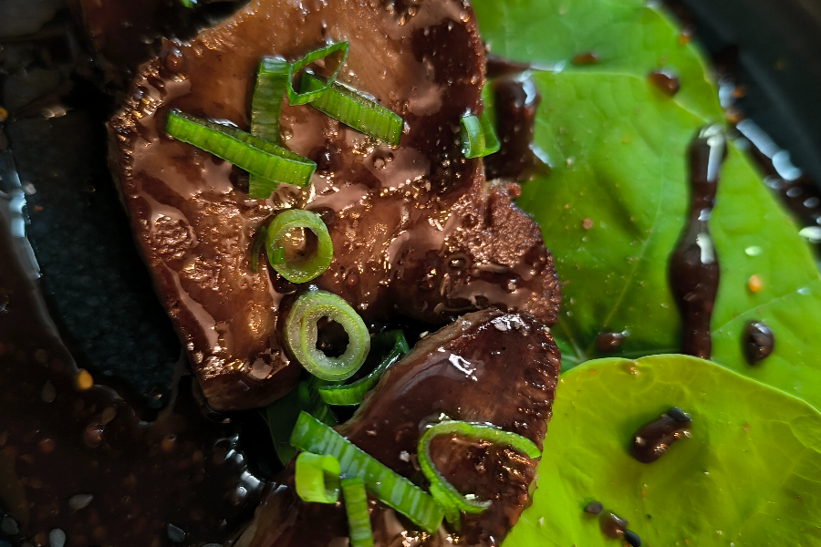 Langue de boeuf, sauce teriyaki aux myrtilles et moutarde au moût de raisin - ©Le Fief