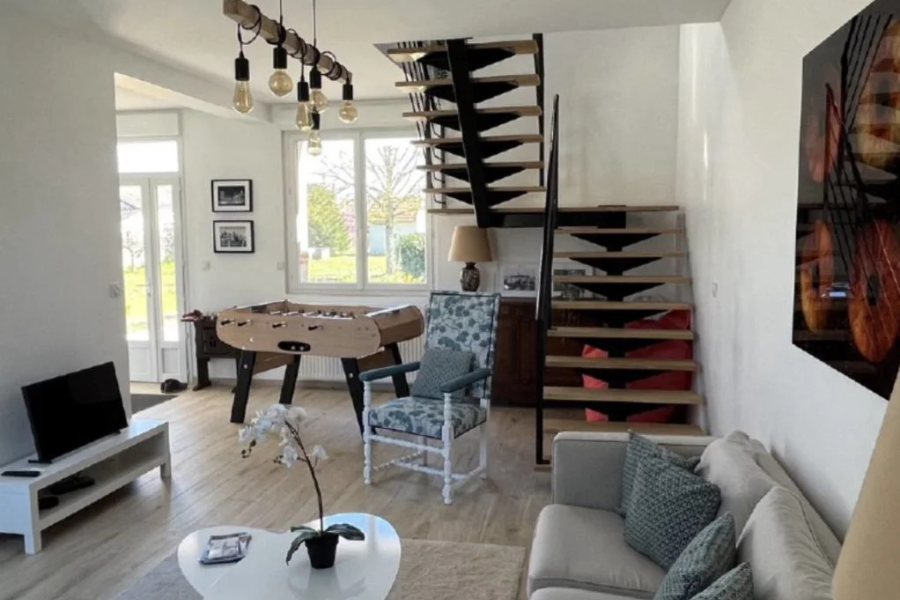 Salon avec escalier en fer forgé