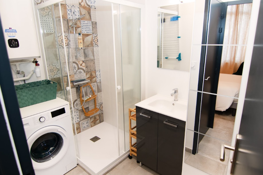 Salle de bain morderne toute équipée. Résidence Pompidou Libourne - ©Résidence Pompidou Libourne