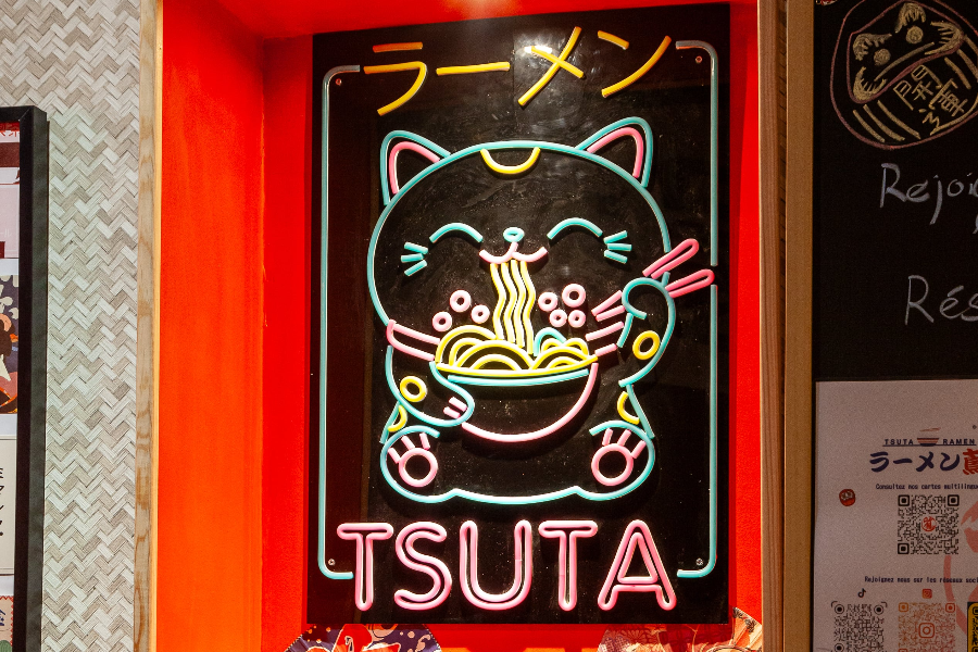 Tsuta ramen - décoration authentique de la salle - ©Jean-Marc de Balthasar