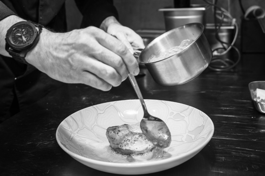 Dressage d'une assiette par le Chef Malo - ©Jérémy C.Photographie
