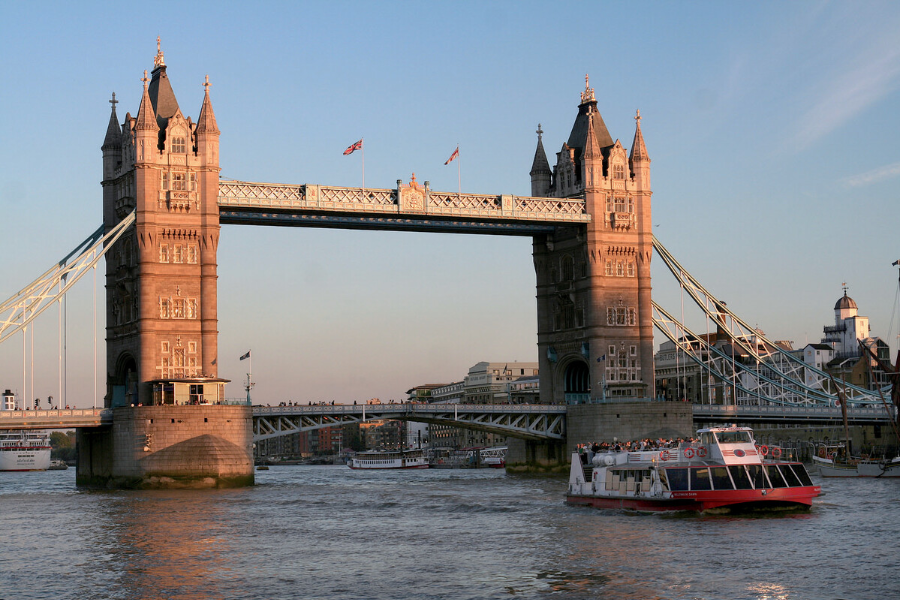 City cruise Tower Bridge - ©GoCity London