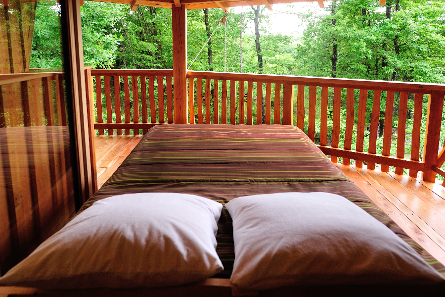Dormir à la belle étoile dans la cabane Macadamia - ©Les cabanes de fontfroide