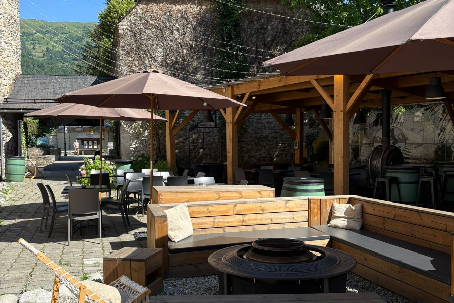 Brasero dans la cour - Ursus Coffee & Food St Lary